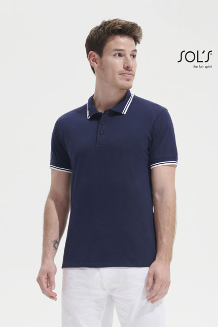 Pasadena Men - 00577POLO-SHIRTS / SOLSΑνδρικό πόλο πικέΠεριγραφή:Κοντά μανίκια, πλαϊνά σκισίματα και πατιλέτα με 3 κουμπιά στον ίδιο τόνο. Περιλαμβάνει ριπ 1 x 1 στο γιακά και τα μανίκια, καθώς και ριγέ διχρωμία, προσφέροντας μια κομψή εμφάνιση. Έχει επιπλέον κουμπί στην εσωτερική ραφή για επιπλέον λειτουργικότητα. - Σύνθεση:Πικέ 200g/m² - 100% βαμβάκι Ringspun. Για το Grey melange: 85% βαμβάκι / 15% βισκόζη.Εφαρμογή ως Επαγγελματική Ένδυση:Ιδανικό για εργαζόμενους σε τομείς όπως η εξυπηρέτηση πελατών και οι επιχειρήσεις λιανικής. Αποτελεί μια άριστη επιλογή για τη δημιουργία μιας επαγγελματικής και ταυτόχρονα άνετης εμφάνισης.Δυνατότητα Προσαρμογής:Δυνατότητα εκτύπωσης λογοτύπου ή μηνύματος του πελάτη, εξασφαλίζοντας τη μοναδικότητα της επαγγελματικής ένδυσης.Διαθεσιμότητα:Διαθέσιμο σε χρώματα όπως το λευκό, το μπλε και το μαύρο. Άριστη επιλογή για την επαγγελματική ένδυση.